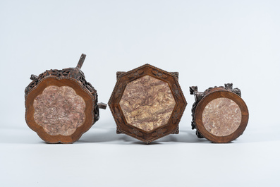 Trois socles en bois sculpt&eacute; et ajour&eacute; aux dessus en marbre, Chine, 20&egrave;me si&egrave;cle