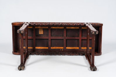 Table d'autel en bois sculpt&eacute; au plateau en bois de racine, Chine, 20&egrave;me si&egrave;cle