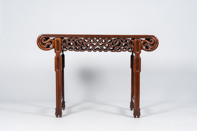 Table d'autel en bois sculpt&eacute; au plateau en bois de racine, Chine, 20&egrave;me si&egrave;cle