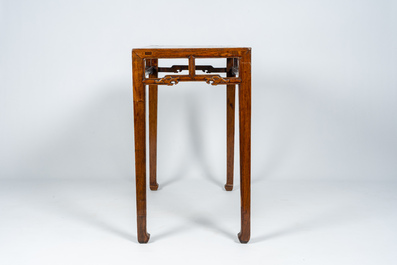 Table en bois &agrave; d&eacute;cor de t&ecirc;tes de dragon stylis&eacute;es, Chine, 19&egrave;me/20&egrave;me si&egrave;cle