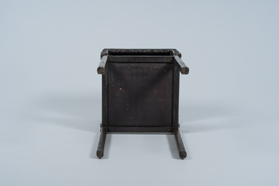 Socle de forme carr&eacute;e en bois sculpt&eacute; et ajour&eacute; au plateau en marbre, Chine, 19&egrave;me/20&egrave;me si&egrave;cle