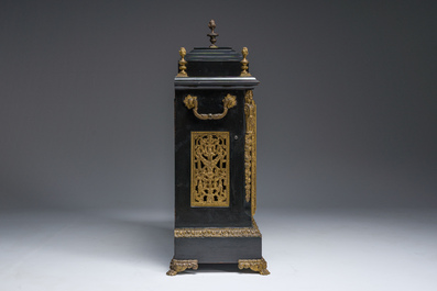 Pendule de table en bronze et bois &eacute;bonis&eacute;, Angleterre, 19&egrave;me si&egrave;cle