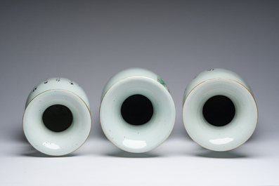 Trois vases en porcelaine de Chine famille rose &agrave; d&eacute;cor de femmes et de gar&ccedil;ons dans un jardin, 19&egrave;me/20&egrave;me si&egrave;cle