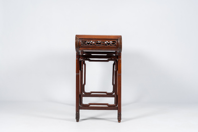 Table d'autel en bois sculpt&eacute; au plateau en bois de racine, Chine, 20&egrave;me si&egrave;cle