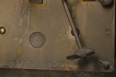 Importante pendule de style Empire en bronze patin&eacute; et dor&eacute; &agrave; cariatides ail&eacute;es, France, 19&egrave;me si&egrave;cle