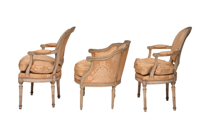 Ensemble de salon de style Louis XVI compos&eacute; de deux fauteuils et d'un crapaud &agrave; garniture florale, 19&egrave;me/20&egrave;me si&egrave;cle