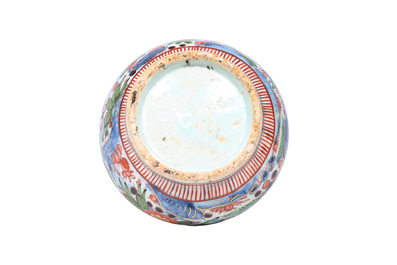 Kendi en porcelaine de Chine bleu et blanc surd&eacute;cor&eacute; &agrave; d&eacute;cor floral, Wanli et post&eacute;rieur