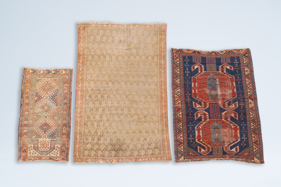 Trois tapis orientaux &agrave; d&eacute;cor g&eacute;om&eacute;trique et floral, e.a. un tapis caucasien et un tapis de style Afshar, laine sur coton, 20&egrave;me si&egrave;cle