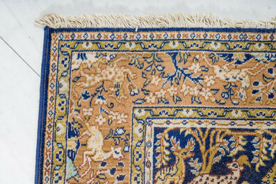 Trois tapis pakistanais &agrave; d&eacute;cor floral et de sc&egrave;nes de chasse, laine sur coton, 20&egrave;me si&egrave;cle