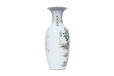 Vase en porcelaine de Chine qianjiang cai &agrave; d&eacute;cor de lettr&eacute;s dans un for&ecirc;t de bambou, 19&egrave;me/20&egrave;me si&egrave;cle