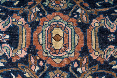 Trois tapis pakistanais &agrave; d&eacute;cor floral et de sc&egrave;nes de chasse, laine sur coton, 20&egrave;me si&egrave;cle