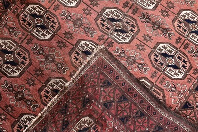 Deux tapis orientaux de type Baluch &agrave; d&eacute;cor g&eacute;om&eacute;trique, laine sur coton, 20&egrave;me si&egrave;cle