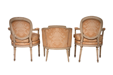 Ensemble de salon de style Louis XVI compos&eacute; de deux fauteuils et d'un crapaud &agrave; garniture florale, 19&egrave;me/20&egrave;me si&egrave;cle