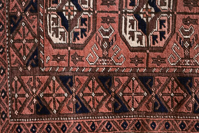 Deux tapis orientaux de type Baluch &agrave; d&eacute;cor g&eacute;om&eacute;trique, laine sur coton, 20&egrave;me si&egrave;cle