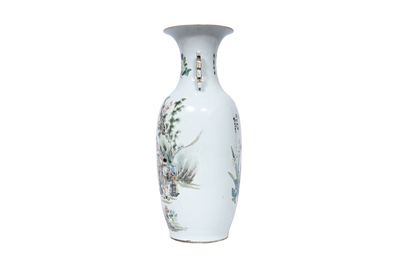 Vase en porcelaine de Chine qianjiang cai &agrave; d&eacute;cor de lettr&eacute;s dans un for&ecirc;t de bambou, 19&egrave;me/20&egrave;me si&egrave;cle