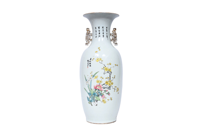 Vase en porcelaine de Chine qianjiang cai &agrave; d&eacute;cor de lettr&eacute;s dans un for&ecirc;t de bambou, 19&egrave;me/20&egrave;me si&egrave;cle
