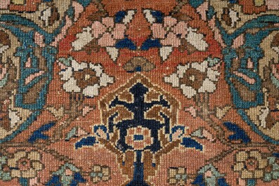 Trois tapis pakistanais &agrave; d&eacute;cor floral et de sc&egrave;nes de chasse, laine sur coton, 20&egrave;me si&egrave;cle