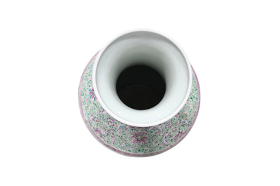 Vase en porcelaine de Chine famille rose &agrave; sujet narratif, 19&egrave;me si&egrave;cle