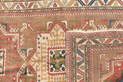 Tapis oriental &agrave; d&eacute;cor g&eacute;om&eacute;trique, laine sur cotton, Turquie, 20&egrave;me si&egrave;cle