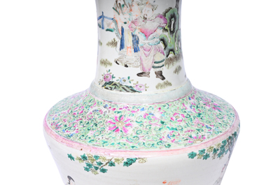 Vase en porcelaine de Chine famille rose &agrave; sujet narratif, 19&egrave;me si&egrave;cle