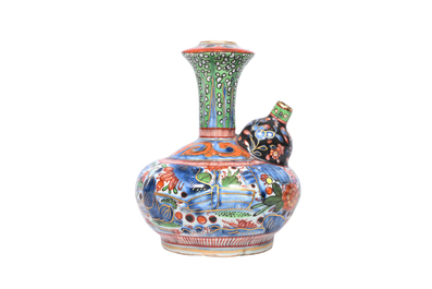 Kendi en porcelaine de Chine bleu et blanc surd&eacute;cor&eacute; &agrave; d&eacute;cor floral, Wanli et post&eacute;rieur