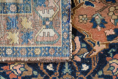 Trois tapis pakistanais &agrave; d&eacute;cor floral et de sc&egrave;nes de chasse, laine sur coton, 20&egrave;me si&egrave;cle