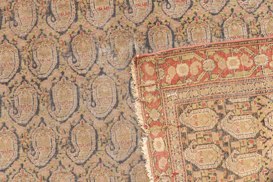Trois tapis orientaux &agrave; d&eacute;cor g&eacute;om&eacute;trique et floral, e.a. un tapis caucasien et un tapis de style Afshar, laine sur coton, 20&egrave;me si&egrave;cle