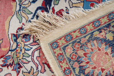 Trois tapis pakistanais &agrave; d&eacute;cor floral et de sc&egrave;nes de chasse, laine sur coton, 20&egrave;me si&egrave;cle