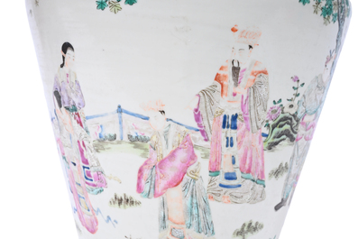 Vase en porcelaine de Chine famille rose &agrave; sujet narratif, 19&egrave;me si&egrave;cle