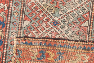 Trois tapis orientaux &agrave; d&eacute;cor g&eacute;om&eacute;trique et floral, e.a. un tapis caucasien et un tapis de style Afshar, laine sur coton, 20&egrave;me si&egrave;cle