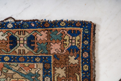 Trois tapis pakistanais &agrave; d&eacute;cor floral et de sc&egrave;nes de chasse, laine sur coton, 20&egrave;me si&egrave;cle