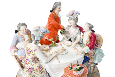 Groupe en porcelaine polychrome repr&eacute;sentant une compagnie de table distingu&eacute;e, Allemagne, 19&egrave;me si&egrave;cle