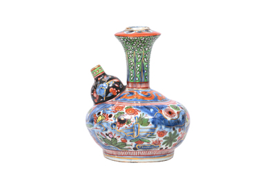 Kendi en porcelaine de Chine bleu et blanc surd&eacute;cor&eacute; &agrave; d&eacute;cor floral, Wanli et post&eacute;rieur