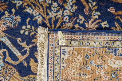 Trois tapis pakistanais &agrave; d&eacute;cor floral et de sc&egrave;nes de chasse, laine sur coton, 20&egrave;me si&egrave;cle