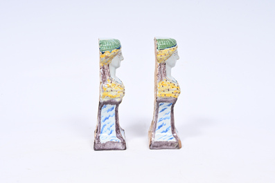 Paire de bustes en fa&iuml;ence polychrome, Nord de la France, 18&egrave;me si&egrave;cle