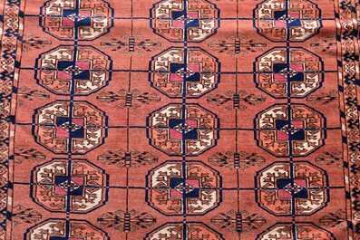 Deux tapis orientaux de type Baluch &agrave; d&eacute;cor g&eacute;om&eacute;trique, laine sur coton, 20&egrave;me si&egrave;cle