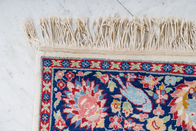 Trois tapis pakistanais &agrave; d&eacute;cor floral et de sc&egrave;nes de chasse, laine sur coton, 20&egrave;me si&egrave;cle
