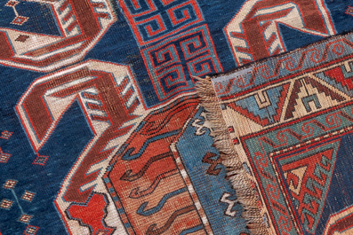 Trois tapis orientaux &agrave; d&eacute;cor g&eacute;om&eacute;trique et floral, e.a. un tapis caucasien et un tapis de style Afshar, laine sur coton, 20&egrave;me si&egrave;cle