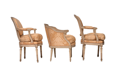 Ensemble de salon de style Louis XVI compos&eacute; de deux fauteuils et d'un crapaud &agrave; garniture florale, 19&egrave;me/20&egrave;me si&egrave;cle