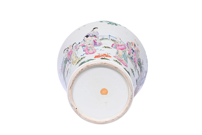 Vase en porcelaine de Chine famille rose &agrave; sujet narratif, 19&egrave;me si&egrave;cle