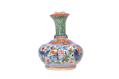 Kendi en porcelaine de Chine bleu et blanc surd&eacute;cor&eacute; &agrave; d&eacute;cor floral, Wanli et post&eacute;rieur