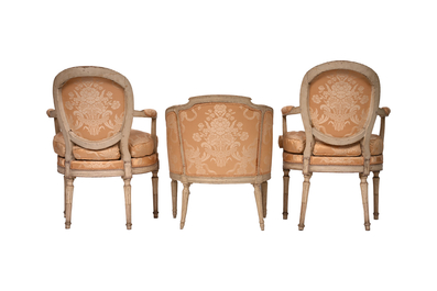 Ensemble de salon de style Louis XVI compos&eacute; de deux fauteuils et d'un crapaud &agrave; garniture florale, 19&egrave;me/20&egrave;me si&egrave;cle