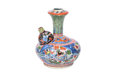 Kendi en porcelaine de Chine bleu et blanc surd&eacute;cor&eacute; &agrave; d&eacute;cor floral, Wanli et post&eacute;rieur