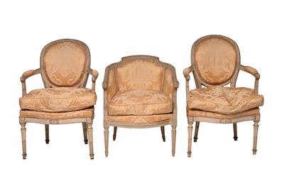 Ensemble de salon de style Louis XVI compos&eacute; de deux fauteuils et d'un crapaud &agrave; garniture florale, 19&egrave;me/20&egrave;me si&egrave;cle