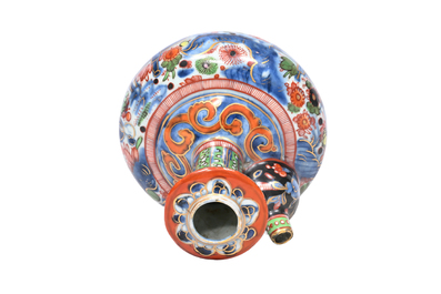 Kendi en porcelaine de Chine bleu et blanc surd&eacute;cor&eacute; &agrave; d&eacute;cor floral, Wanli et post&eacute;rieur