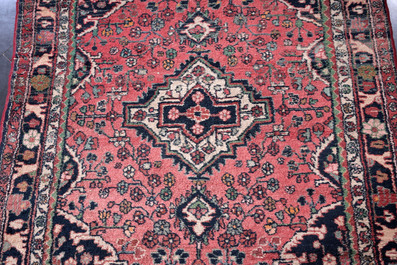 Deux tapis orientaux de type Hamadan &agrave; d&eacute;cor floral et g&eacute;om&eacute;trique, laine sur coton, 20&egrave;me si&egrave;cle