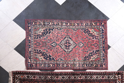 Deux tapis orientaux de type Hamadan &agrave; d&eacute;cor floral et g&eacute;om&eacute;trique, laine sur coton, 20&egrave;me si&egrave;cle