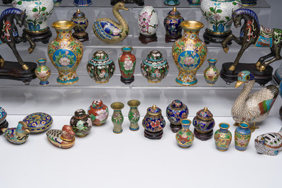 Grande collection vari&eacute;e de figures, d'animaux, de br&ucirc;le-parfums et de vases en &eacute;maux cloisonn&eacute;s, Chine, 20&egrave;me si&egrave;cle