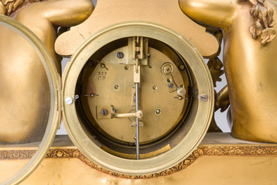 Garniture de chemin&eacute;e en trois pi&egrave;ces en bronze dor&eacute; &agrave; d&eacute;cor floral et de putti, France, 19&egrave;me/20&egrave;me si&egrave;cle