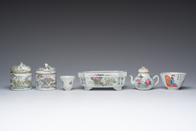Collection vari&eacute;e en porcelaine de Chine famille rose et qianjiang cai, 19&egrave;me/20&egrave;me si&egrave;cle